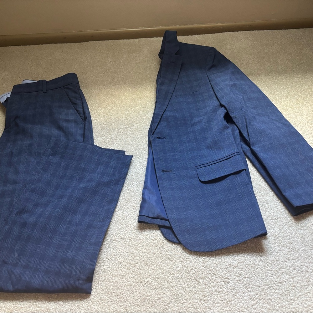 Like new boys nautica suit size 14